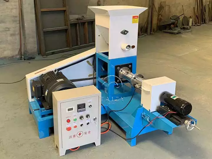 Extruder machine for fish feed