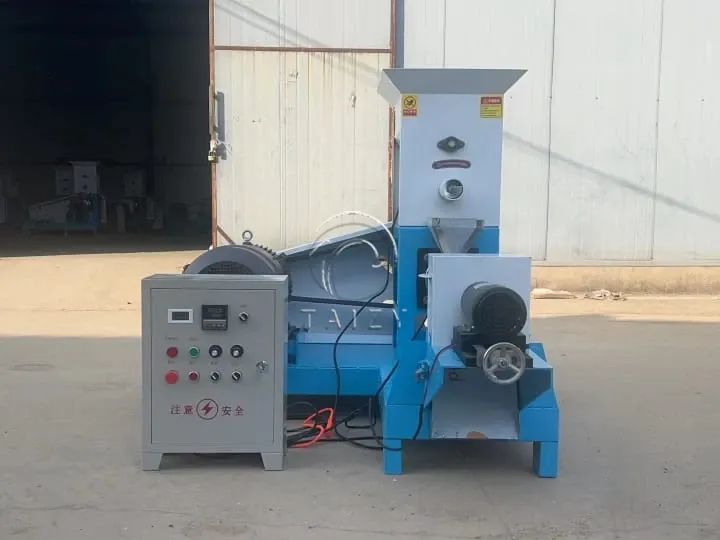 Iraqi client chose DGP-70 floating feed extruder machine to realize feed production