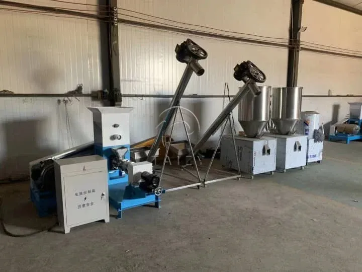 Fish feed pellet making machine with small dryer